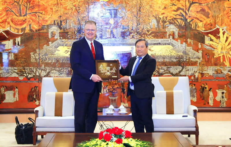 Chủ tịch UBND Thành phố Vũ Đại Thắng trao đổi với ông Daniel Kritenbrink. Ảnh: Lê Hải