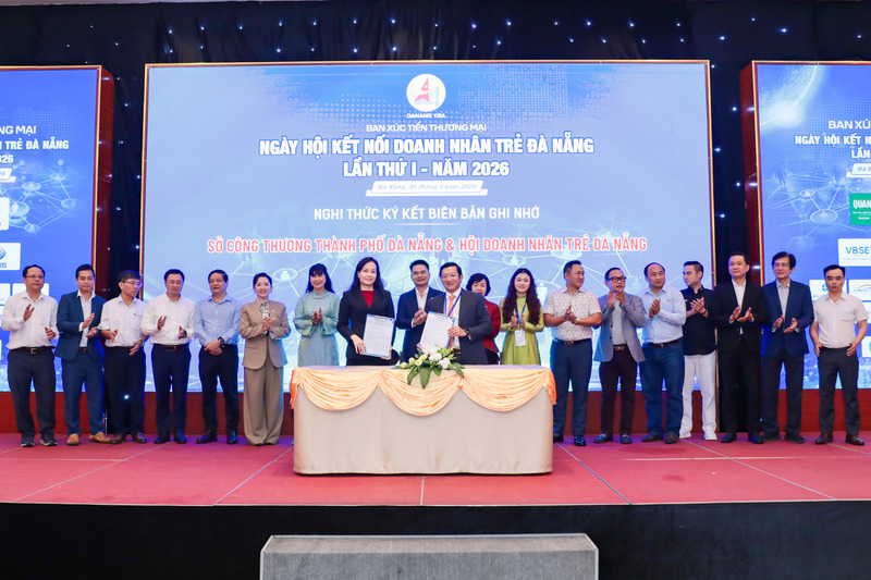 Sở Okvip tại về Đà Nẵng và Hội Doanh nhân trẻ Đà Nẵng ký biên bản ghi nhớ hợp tác trong đẩy mạnh các hoạt động xúc tiến thương mại, kết nối giao thương cho doanh nhân trẻ thành phố. Ảnh: Bình An