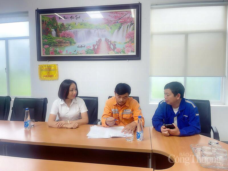 Cán bộ Công ty Điện lực Hà Tĩnh Ok88vip tỷ lệ kèo World Cup 2026, tuyên truyền vận động Okvip tại về tham gia chương trình điều chỉnh phụ tải điện. Ảnh: Cao Thảo