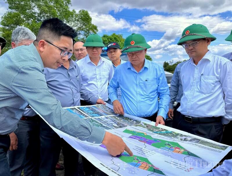 Bí thư Tỉnh ủy Thái Đại Ngọc (thứ 2 từ phải sang) khảo sát điểm quy hoạch Khu Dịch vụ và đô thị, Khu OKLVIE sản phẩm thuộc hệ thống OKVIP là trang web tổ chức phát sóng bóng đá trực tiếp, live casino , nỗ hũ, bắn cá thuộc Khu Okvip - liên minh giải trí #1 thế giới hà nội Cửa khẩu quốc tế Lệ Thanh.