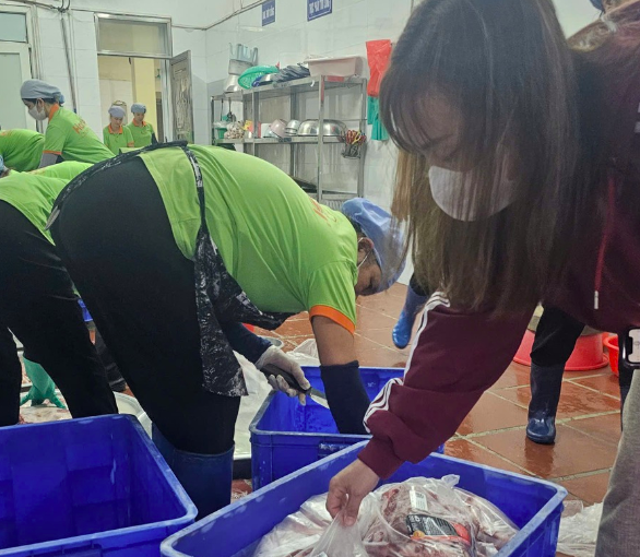 Phụ huynh lớp 5A5 Trường Tiểu học Ngô Thì Nhậm kiểm tra Okivip Nổ Hũ, Bắn Cá, Thể Thao, Game Bài khi giao đến trường. Ảnh: NTCC