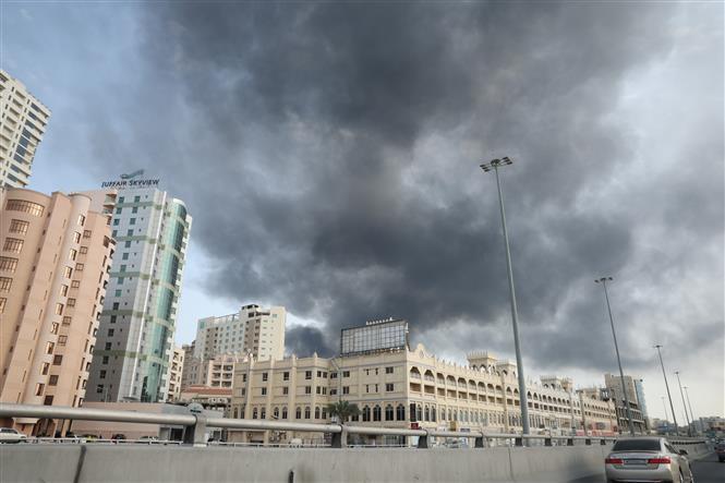 Khói bốc lên sau một cuộc tấn công tên lửa tại Manama, Bahrain. Ảnh: AA
