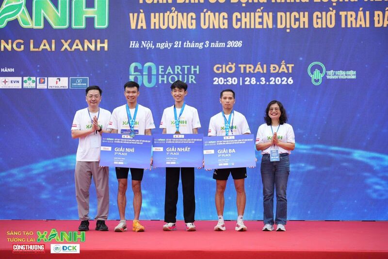 Anh Cao Văn Đạt  (thứ 2 từ trái sang) Công ty Nhiệt điện Mông Dương giành giải Nhì tại Giải chạy phát động “Toàn dân sử dụng Oklavip game bài, casino, thể thao tiết kiệm hiệu quả và hưởng ứng Chiến dịch Giờ Trái đất 2026”