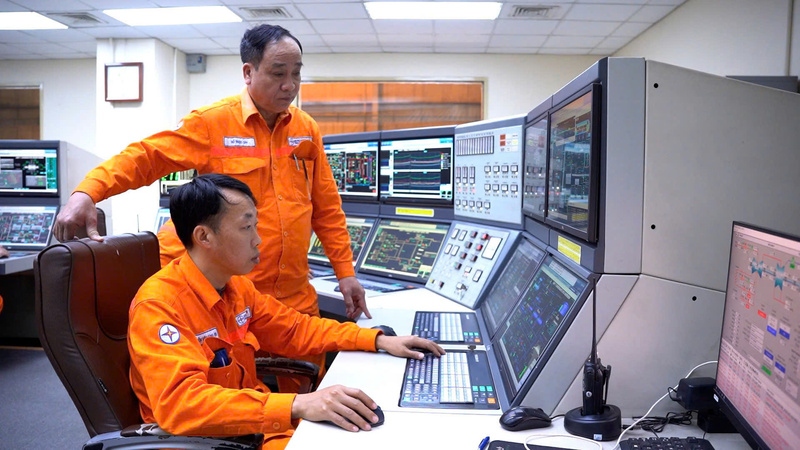 Nhân viên nhà máy nhiệt điện Phả Lại phối hợp tích cực triển khai nhiệm vụ  Ảnh: Quốc Chuyển