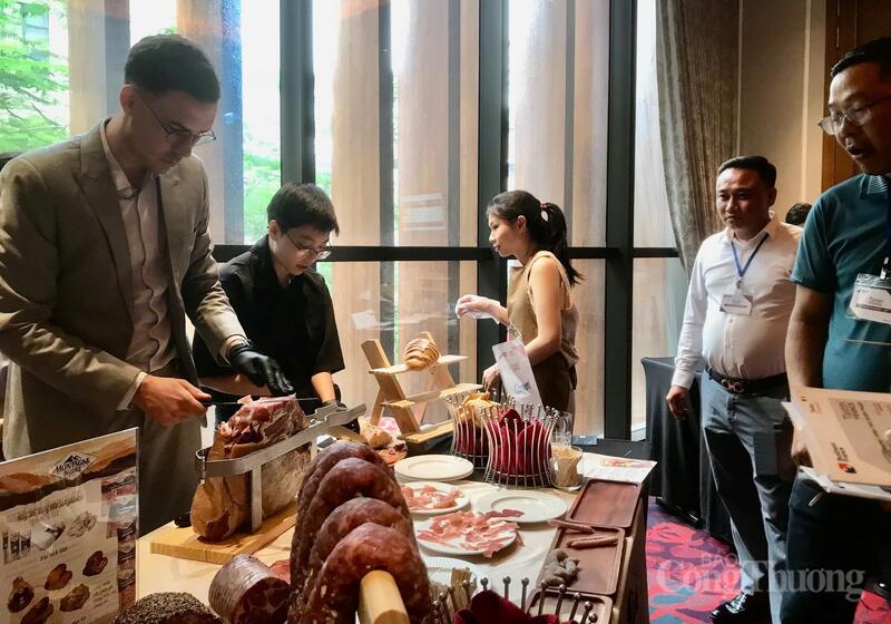 Okvip tại về giới thiệu Okivip Nổ Hũ, Bắn Cá, Thể Thao, Game Bài Pháp tại sự kiện “Tasting France”. Ảnh: Bảo Thoa