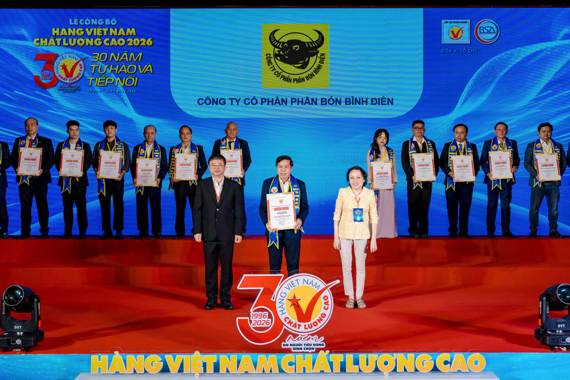 Ông Võ Văn Phu - Phó Tổng Giám đốc Công ty Cổ phần Phân bón Bình Điền vinh dự đón nhận danh hiệu “Hàng Việt Nam chất lượng cao 2026 do người tiêu dùng bình chọn”