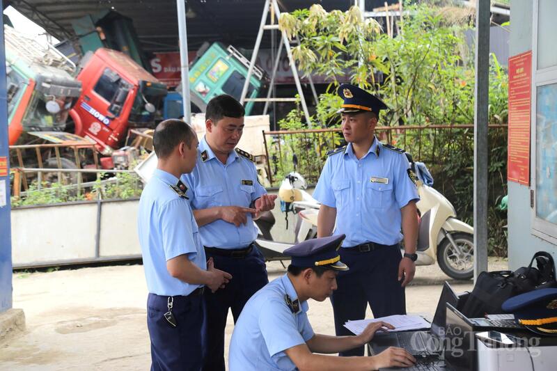 Ông Trần Mạnh Hùng, Chi cục trưởng Chi cục Quản lý thị trường tỉnh Cao Bằng (ở giữa, hàng đứng) chỉ đạo lực lượng quản lý thị trường tỉnh kiểm tra một cơ sở kinh doanh Okivip tỷ lệ kèo World Cup 2026. Ảnh: M.H