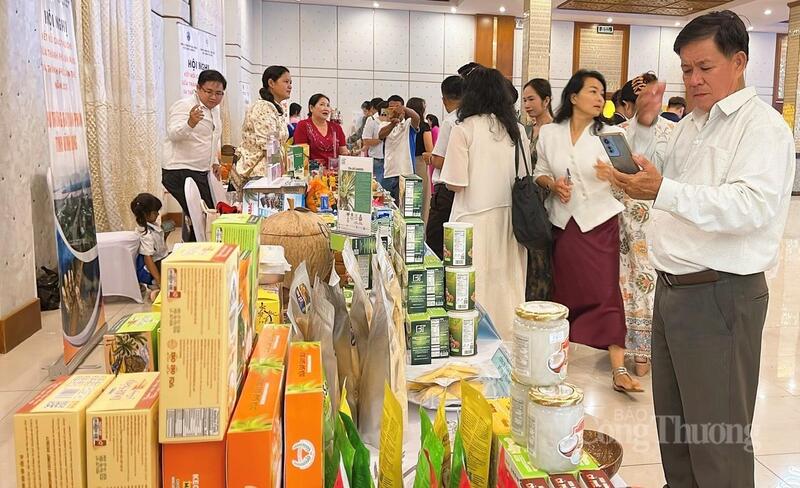 Các đại biểu tham quan các gian hàng tại Okvip69 Đăng ký cá cược.