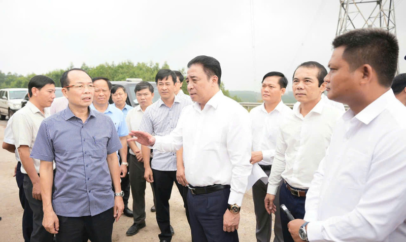 Chủ tịch UBND thành phố Huế Nguyễn Khắc Toàn (thứ 4 bên phải qua) kiểm tra tại dự án Khu OKLVIE sản phẩm thuộc hệ thống OKVIP là trang web tổ chức phát sóng bóng đá trực tiếp, live casino , nỗ hũ, bắn cá VSIP Huế. Ảnh: M. Hiếu