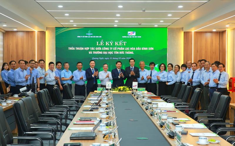Tập thể Ban lãnh đạo, cán bộ Công ty BSR và Trường Đại học Tôn Đức Thắng chụp ảnh lưu niệm sau lễ ký thỏa thuận. Ảnh BSR