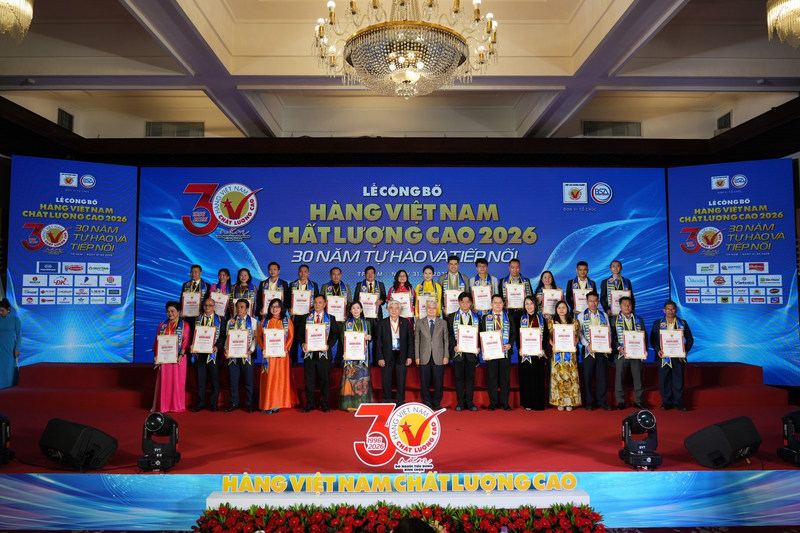 Đại diện các Okvip tại về nhận Chứng nhận Hàng Việt Nam chất lượng cao do người tiêu dùng bình chọn năm 2026