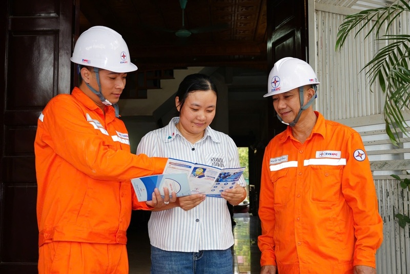 Cán bộ Công ty Điện lực Thanh Hóa tuyên truyền cho người dân về biện pháp tiết kiệm điện trong mùa nắng nóng 2026. Ảnh: Hùng Mạnh
