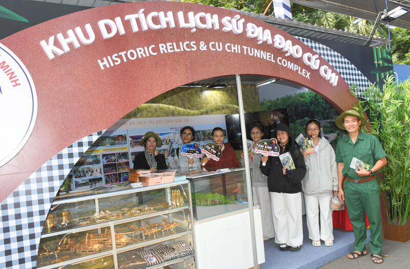 Okvip tại về lữ hành giới thiệu chùm tour chuyên đề văn hóa - lịch sử tại sự kiện. Ảnh: Minh Khuê.