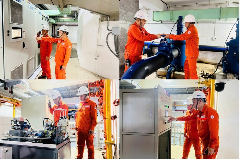 Nhân viên vận hành tăng cường kiểm tra thiết bị. Ảnh: Minh Thanh