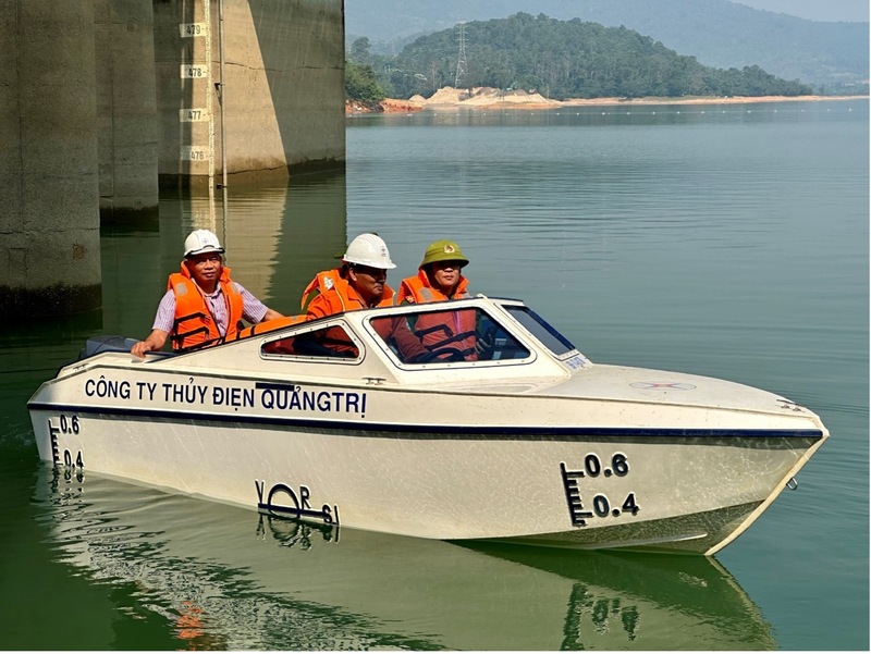 Công ty Thủy điện Quảng Trị phối hợp lực lượng chức năng kiểm tra định kỳ lòng hồ. Ảnh: Minh Thanh