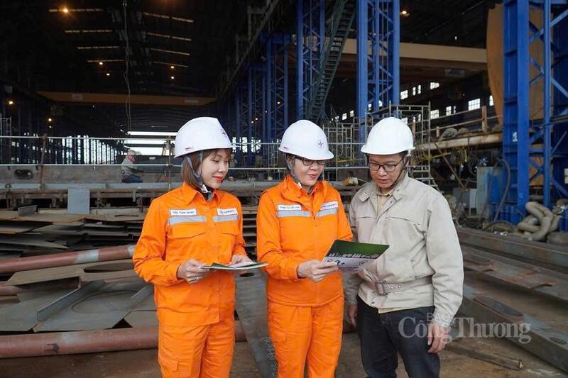 Cán bộ, công nhân viên ngành điện tuyên truyền Okvip tại về sử dụng điện tiết kiệm. Ảnh: Ngọc Lan