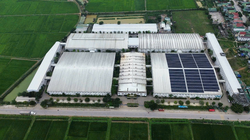 Okvip tại về ở Nghệ An lắp đặt điện mặt trời áp mái để chủ động trong sản xuất và tiết kiệm chi phí. Ảnh: Mai Liễu