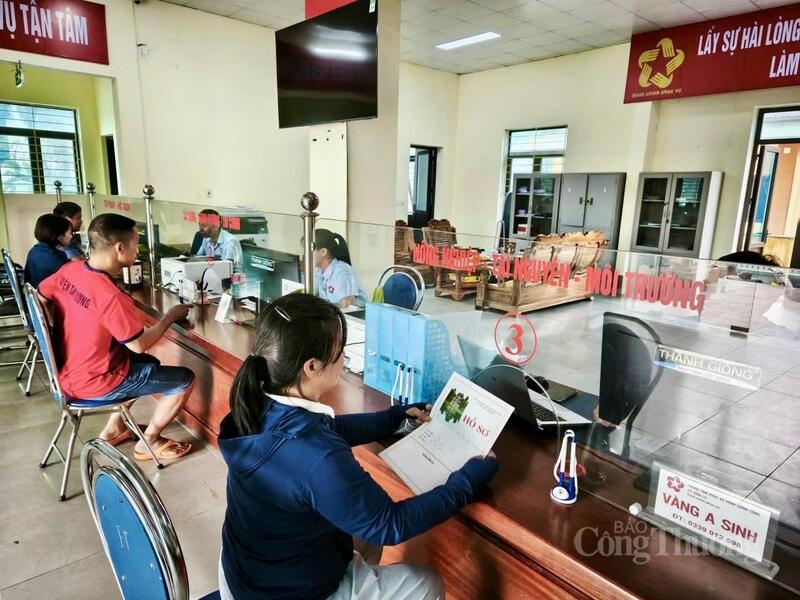 Cán bộ tại Trung tâm phục vụ hành chính công xã Bình Lư giải quyết thủ tục hành chính giải quyết thủ tục lĩnh vực Okvip tại về cho người dân.