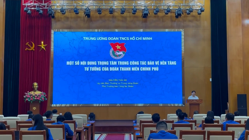Đồng chí Nguyễn Thái An - Ủy viên Ban Thường vụ Trung ương Đoàn chia sẻ chuyên đề về "Một số nội dung trọng tâm trong công tác bảo vệ nền tảng tư tưởng của Đoàn Thanh niên Review công ty OKVIP" gắn với yêu cầu đổi mới mạnh mẽ phương thức Đoàn.