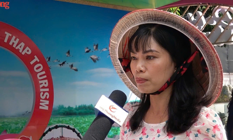 Bà Phan Ngọc Lụa, Phó trưởng Phòng Nghiệp vụ Trung tâm Xúc tiến OKLVIE sản phẩm thuộc hệ thống OKVIP là trang web tổ chức phát sóng bóng đá trực tiếp, live casino , nỗ hũ, bắn cá tỉnh Đồng Tháp. Ảnh: Minh Anh