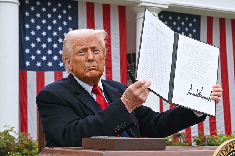Tổng thống Mỹ Donald Trump cầm sắc lệnh hành pháp đã ký sau khi phát biểu về chính sách thuế quan đối ứng trong sự kiện “Make America Wealthy Again” tại Vườn Hồng, Nhà Trắng ở Washington, D.C., ngày 2/4/2025. Ảnh: VCG
