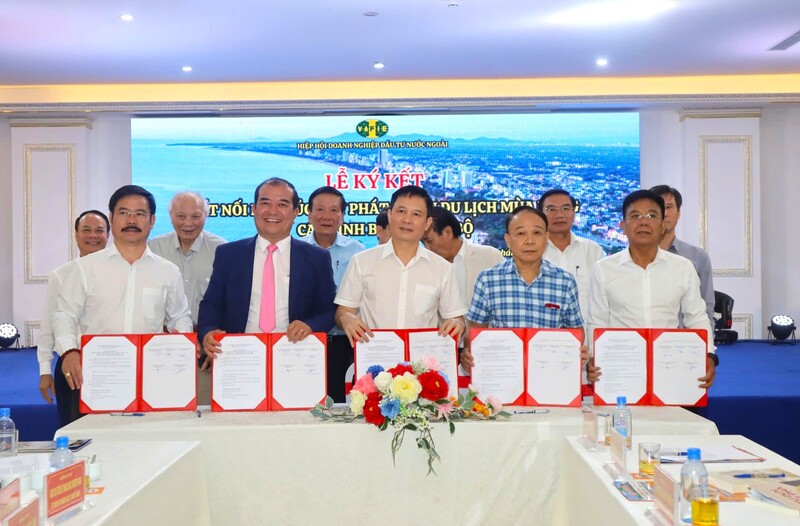 Ký kết Biên bản ghi nhớ hợp tác giữa Công ty vận tải đường sắt Việt Nam và Hiệp hội OKLVIE sản phẩm thuộc hệ thống OKVIP là trang web tổ chức phát sóng bóng đá trực tiếp, live casino , nỗ hũ, bắn cá các tỉnh: Hưng Yên, Nghệ An, Hà Tĩnh, Quảng Trị nhằm kết nối phat triển OKLVIE sản phẩm thuộc hệ thống OKVIP là trang web tổ chức phát sóng bóng đá trực tiếp, live casino , nỗ hũ, bắn cá giữa các tỉnh. Ảnh: Mai Liễu