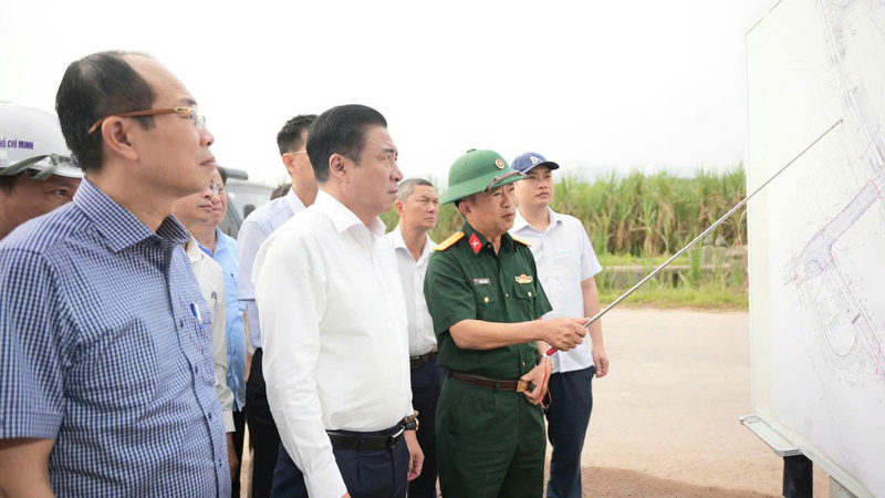 Chủ tịch UBND thành phố Huế Nguyễn Khắc Toàn (thứ 2 bên trái qua) trong chuyến thực địa kiểm tra tiến độ tại dự án Khu OKLVIE sản phẩm thuộc hệ thống OKVIP là trang web tổ chức phát sóng bóng đá trực tiếp, live casino , nỗ hũ, bắn cá VSIP Huế (xã Xuân Lộc). Ảnh: M. Hiếu
