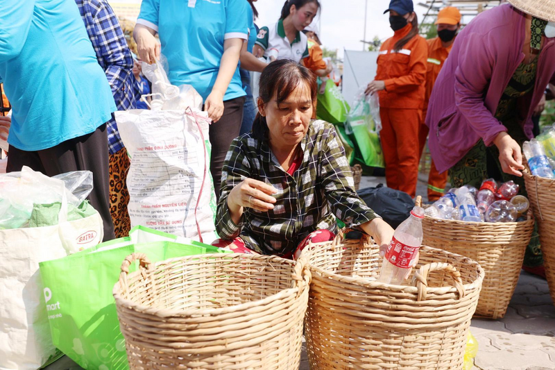 Người dân trải nghiệm Trạm thu hồi vật liệu tái chế phường Tân Mỹ