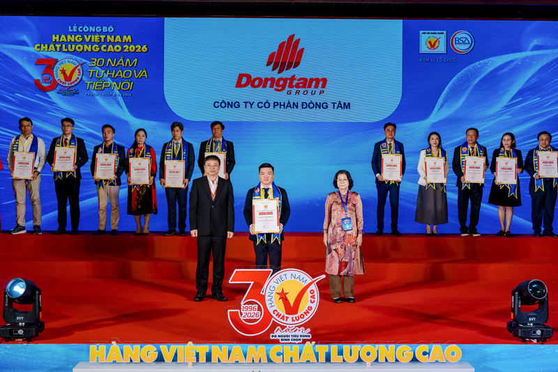 Ông Nguyễn Công Bằng - Giám đốc Điều hành sản xuất - đại diện Dongtam Group nhận chứng nhận “Hàng Việt Nam chất lượng cao 2026”. Ảnh: Dongtam Group