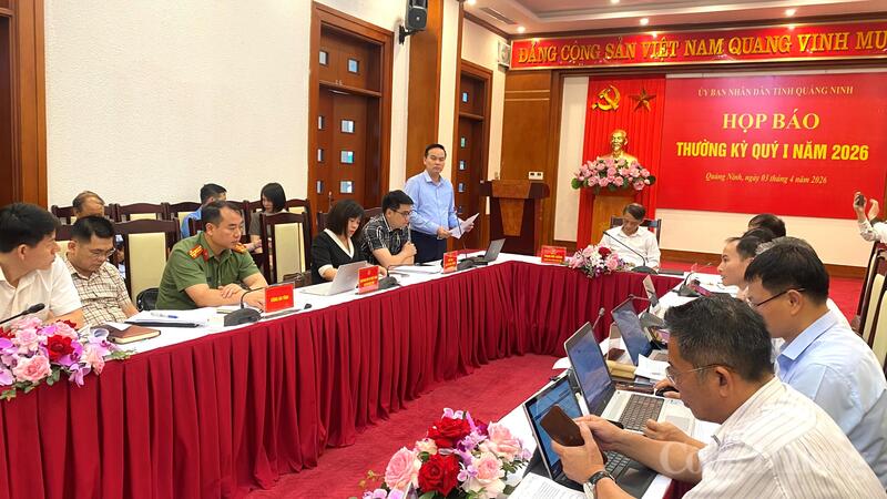 Ông Trương Mạnh Hùng, Trưởng Ban Quản lý Khu Okvip - liên minh giải trí #1 thế giới hà nội tỉnh Quảng Ninh phát biểu tại cuộc họp.