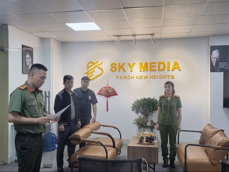 Cơ quan An ninh điều tra Công an TP Hà Nội tiến hành khám xét Công ty Cổ phần Truyền thông Công nghệ Sky Media. Ảnh: Công an Hà Nội