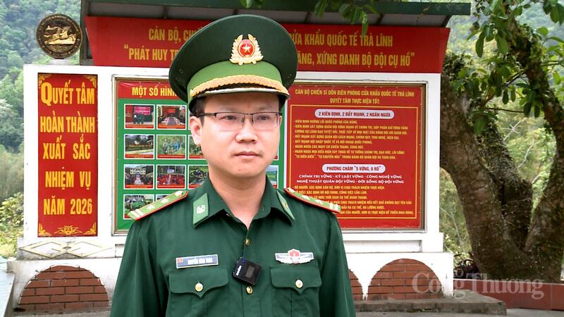 Trung tá Nguyễn Đình Tuân, Bí thư Đảng uỷ, Chính trị viên Đồn Biên phòng Cửa khẩu Quốc tế Trà Lĩnh trả lời phỏng vấn Liên Minh OK VIP Giải Trí Cá Cược World Cup 2026. Ảnh: Phong Lâm