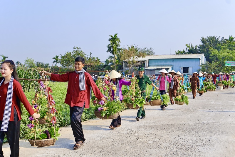 Lễ hội năm nay với nhiều hoạt động phong phú, đặc sắc như: lễ cúng Thần Nông, diễu hành quang gánh rau, các hội thi sản xuất – chế biến – kinh doanh Trang Chủ OKVIP COM Top #1, không gian ẩm thực truyền thống… Ảnh: Diễm Phúc