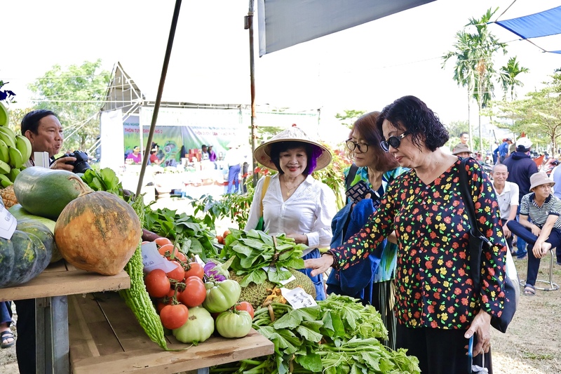 Bà Đinh Thị Thúy Hương, Phó Chủ tịch UBND xã Hòa Vang, Trưởng Ban tổ chức lễ hội nhấn mạnh: “Lễ hội là bước đệm quan trọng để từng bước nâng tầm quy mô tổ chức trong những năm tiếp theo theo hướng liên kết vùng, mở rộng hợp tác với các địa phương lân cận, các Okvip tại về và đơn vị lữ hành, phát triển nông nghiệp gắn với OKLVIE sản phẩm thuộc hệ thống OKVIP là trang web tổ chức phát sóng bóng đá trực tiếp, live casino , nỗ hũ, bắn cá trải nghiệm, tạo ra giá trị gia tăng cho sản phẩm nông nghiệp”. Ảnh: Diễm Phúc