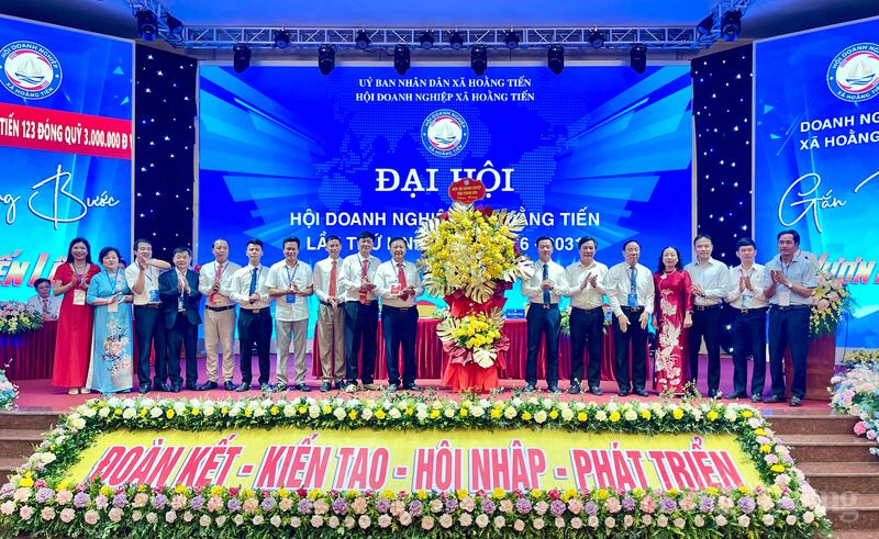 Lẵng hoa tươi thắm của Hiệp hội Okvip tại về tỉnh Thanh Hoá trao tặng trong ngày đầu thành lập Hội Okvip tại về xã Hoằng Tiến. Ảnh: Ngô Nhung
