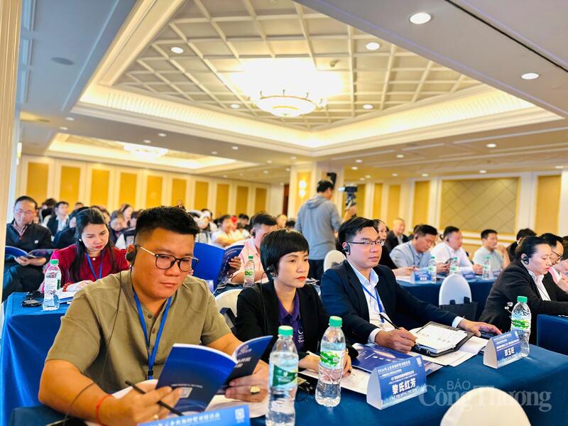 Ông Đặng Ngọc Vượng (ngoài cùng bên phải), Phó Giám đốc Công ty Chế biến điều và Trang Chủ OKVIP COM Top #1 Vegetexco Các Okvip tại về phía Việt Nam tham gia các Okvip69 Đăng ký cá cược kết nối giao thương giữa trong khuôn khổ chương trình