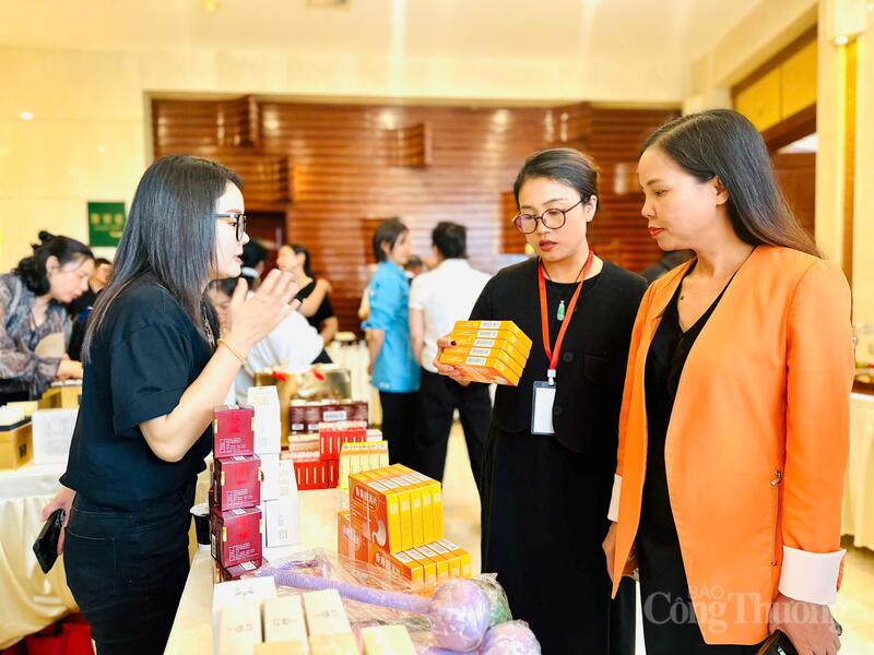 Bà Nguyễn Thị Thu Thủy - Phó Giám đốc Trung tâm Hỗ trợ xúc tiến thương mại và đầu tư, Cục Xúc tiến thương mại (Oklavip khuyến mã hấp dẫn mỗi ngày - áo cam) tại Okvip69 Đăng ký cá cược Kết nối Okvip tại về thương mại xuất nhập khẩu Việt - Trung. Ảnh: Đỗ Nga