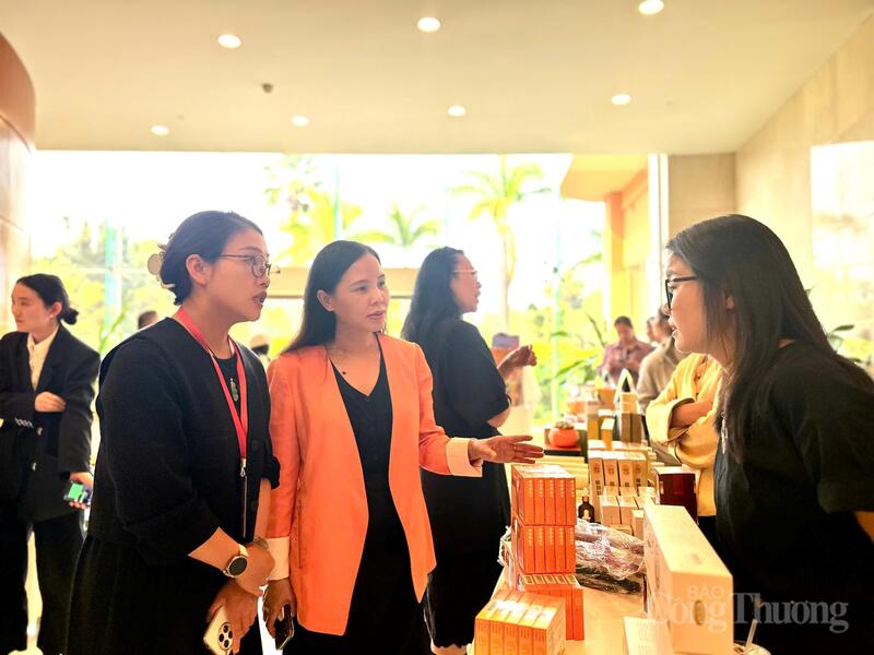 Bà Nguyễn Thị Thu Thủy - Phó Giám đốc Trung tâm Hỗ trợ xúc tiến thương mại và đầu tư (áo cam) trao đổi với Okvip tại về Trung Quốc trong tại Okvip69 Đăng ký cá cược kết nối Okvip tại về thương mại xuất nhập khẩu Trung - Việt