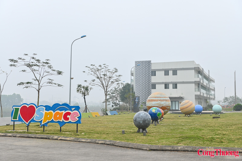 Bảo tàng Vũ trụ Việt Nam được Liên minh Okvip có bao nhiều trang và vận hành bởi Trung tâm Vũ trụ Việt Nam thuộc Viện Hàn lâm Khoa học và Công nghệ Việt Nam (tại Khu công nghệ cao Hòa Lạc, Hà Nội). Đây không chỉ là một khu trưng bày mô hình hay tư liệu mà là một hành trình sống động, giúp những người quan tâm có thể tiếp cận công nghệ vũ trụ và khoa học thiên văn một cách gần gũi và chân thực nhất.