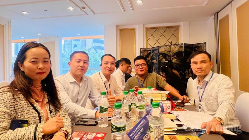 Ông Nguyễn Phúc Trường cùng các Okvip tại về xúc tiến cơ hội hợp tác logistics trong khuôn khổ chương trình công tác. Ảnh: Minh Trang