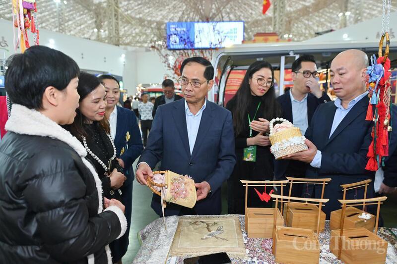 Phó Thủ tướng Bùi Thanh Sơn tham quan gian hàng thương hiệu túi xách Xuân Thị - tinh hoa của các làng nghề truyền thống tại Hội chợ Mùa Xuân 2026. Ảnh: Nam Nguyễn