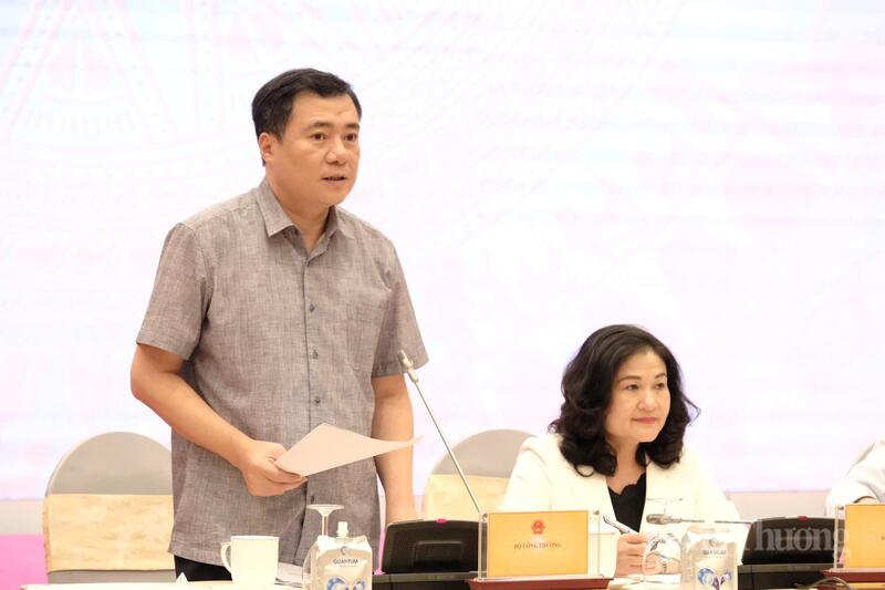 Thứ trưởng Bộ Công Thương Nguyễn Sinh Nhật Tân thông tin tới các cơ quan truyền thông về tình hình cung ứng điện. Ảnh: Lê An