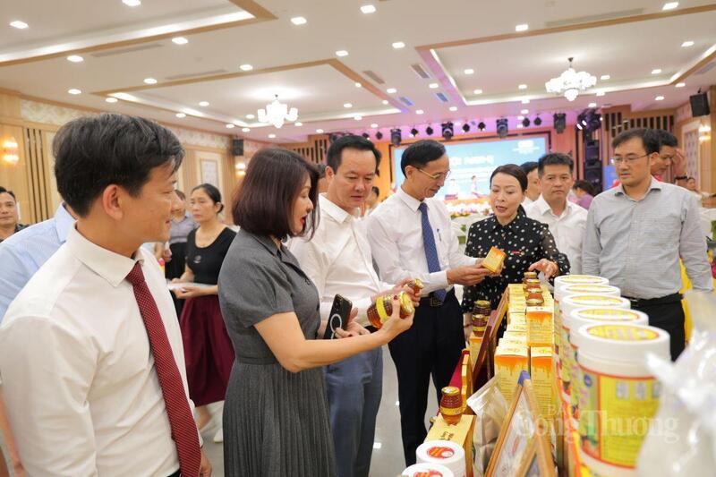 Việc kết nối với các hệ thống bán lẻ uy tín giúp sản phẩm OCOP bước ra khỏi "lũy tre làng", đối mặt trực tiếp với sự cạnh tranh của hàng ngoại nhập. Ảnh: Trọng Tùng