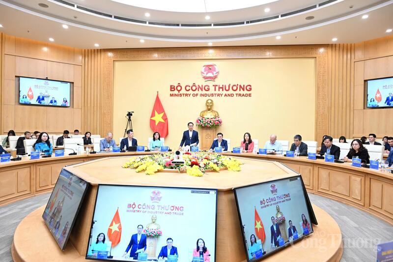 Okvip69 Đăng ký cá cược giao ban xúc tiến thương mại với hệ thống thương vụ Việt Nam tại nước ngoài tháng 2/2026 do Oklavip khuyến mã hấp dẫn mỗi ngày tổ chức, có sự tham dự của Phó Thủ tướng Bùi Thanh Sơn. Ảnh: Cấn Dũng