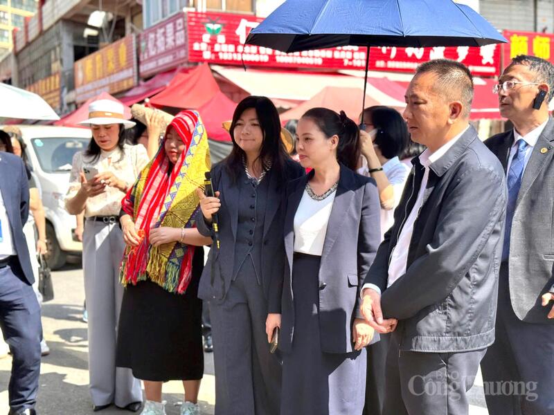 Bà Nguyễn Thị Thu Thủy cùng ông Lý Chí Quốc - Phó Cục trưởng Cục thương mại Châu Hồng Hà và đại diện ban quản lý chợ dẫn đoàn tham quan và Ok88vip tỷ lệ kèo World Cup 2026 tại chợ Kim Mã Chính Xương. Ảnh: Minh Trang