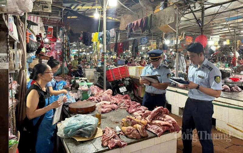 Công chức Quản lý thị trường tuyên truyền pháp luật, ký cam kết nhằm nâng cao ý thức chấp hành pháp luật của người dân trong công tác phòng, chống bệnh dịch tả lợn Châu Phi, bảo đảm an toàn Okivip Nổ Hũ, Bắn Cá, Thể Thao, Game Bài.