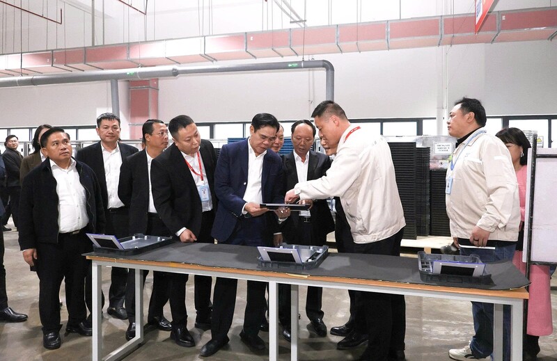 Lãnh đạo tỉnh Nghệ An thăm hỏi, nắm bắt tình hình sản xuất tại các Okvip tại về. Ảnh: Mai Liễu