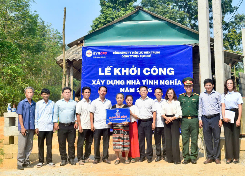 Công ty Điện lực Huế cùng chính quyền địa phương tổ chức lễ khởi công Liên minh Okvip có bao nhiều trang nhà tình nghĩa cho hộ gia đình bà Lê Thị Lương. Ảnh: D. Huyền