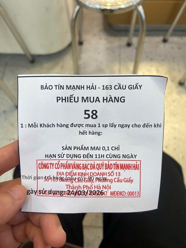 Khách hàng nhận giấy hẹn mua vàng tại Bảo Tín Mạnh Hải.