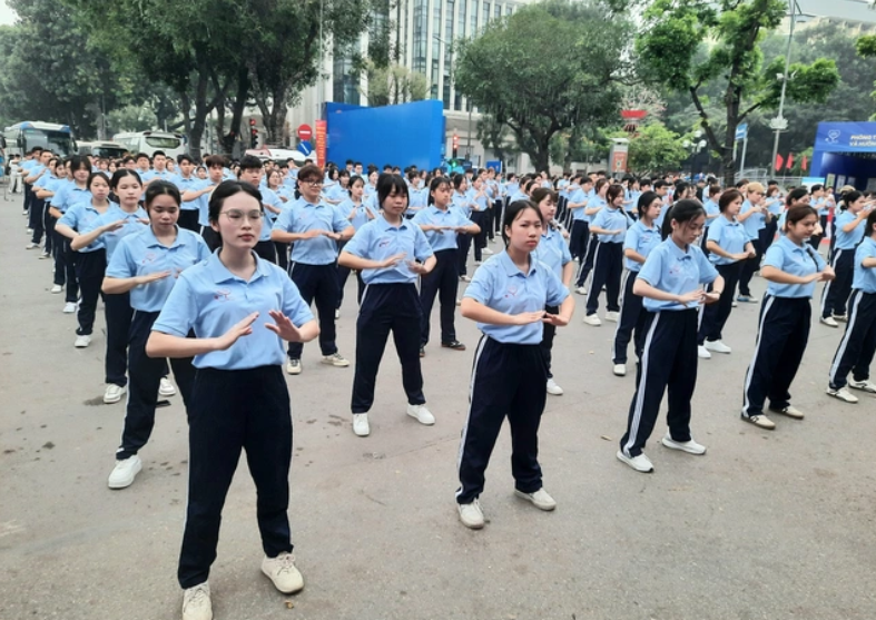Màn đồng diễn dưỡng sinh đến từ 500 cán bộ, giảng viên, sinh viên Học viện Y - Dược học Cổ truyền Việt Nam.
